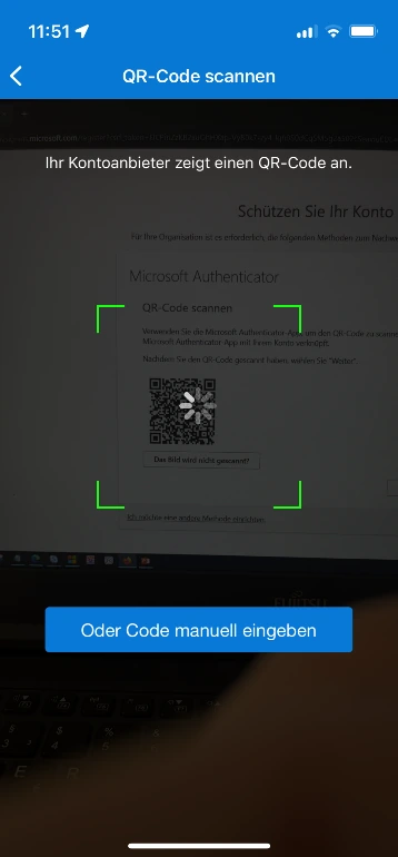 Microsoft Authenticator beim Scannen des QR-Codes mit der Smartphone-Kamera.