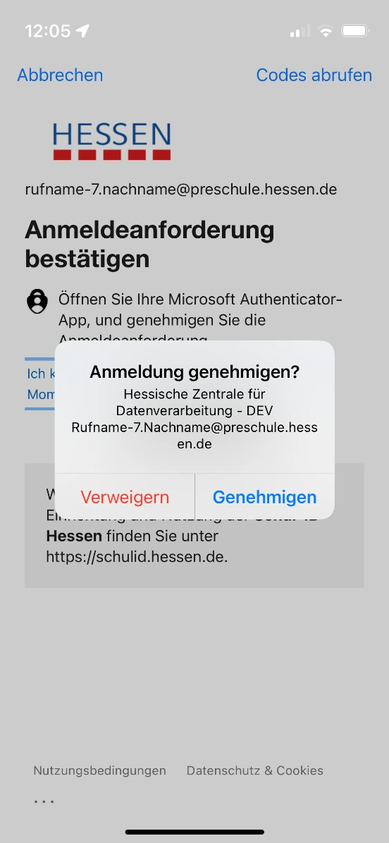 Microsoft Authenticator mit Dialog Anmeldung genehmigen und Schaltfläche Genehmigen.